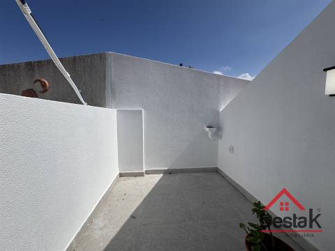 T4 DUPLEX Totalmente Renovado com Dois Pátios e Excelentes Áreas