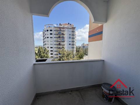 T4 DUPLEX Totalmente Renovado com Dois Pátios e Excelentes Áreas