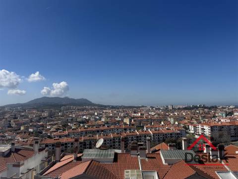 T4 DUPLEX Totalmente Renovado com Dois Pátios e Excelentes Áreas