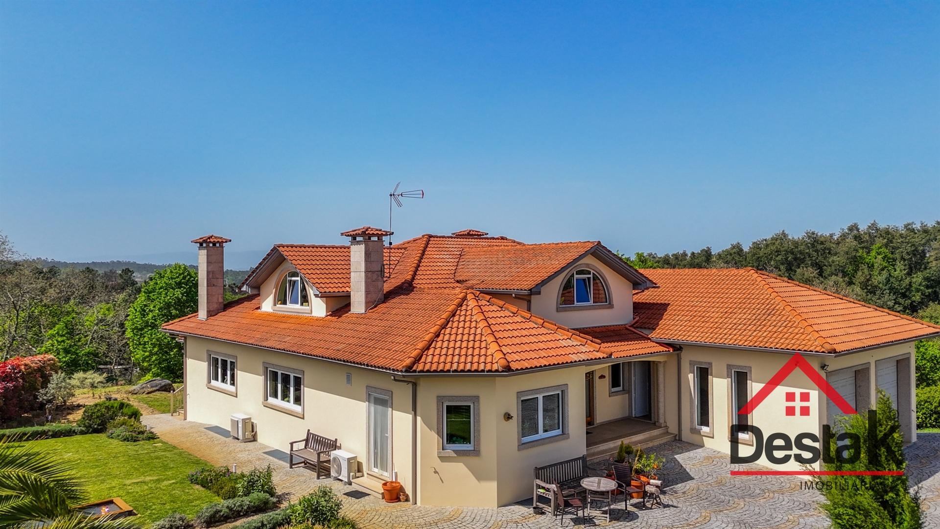 Fantástica Moradia isolada V4 em Lordosa, Viseu