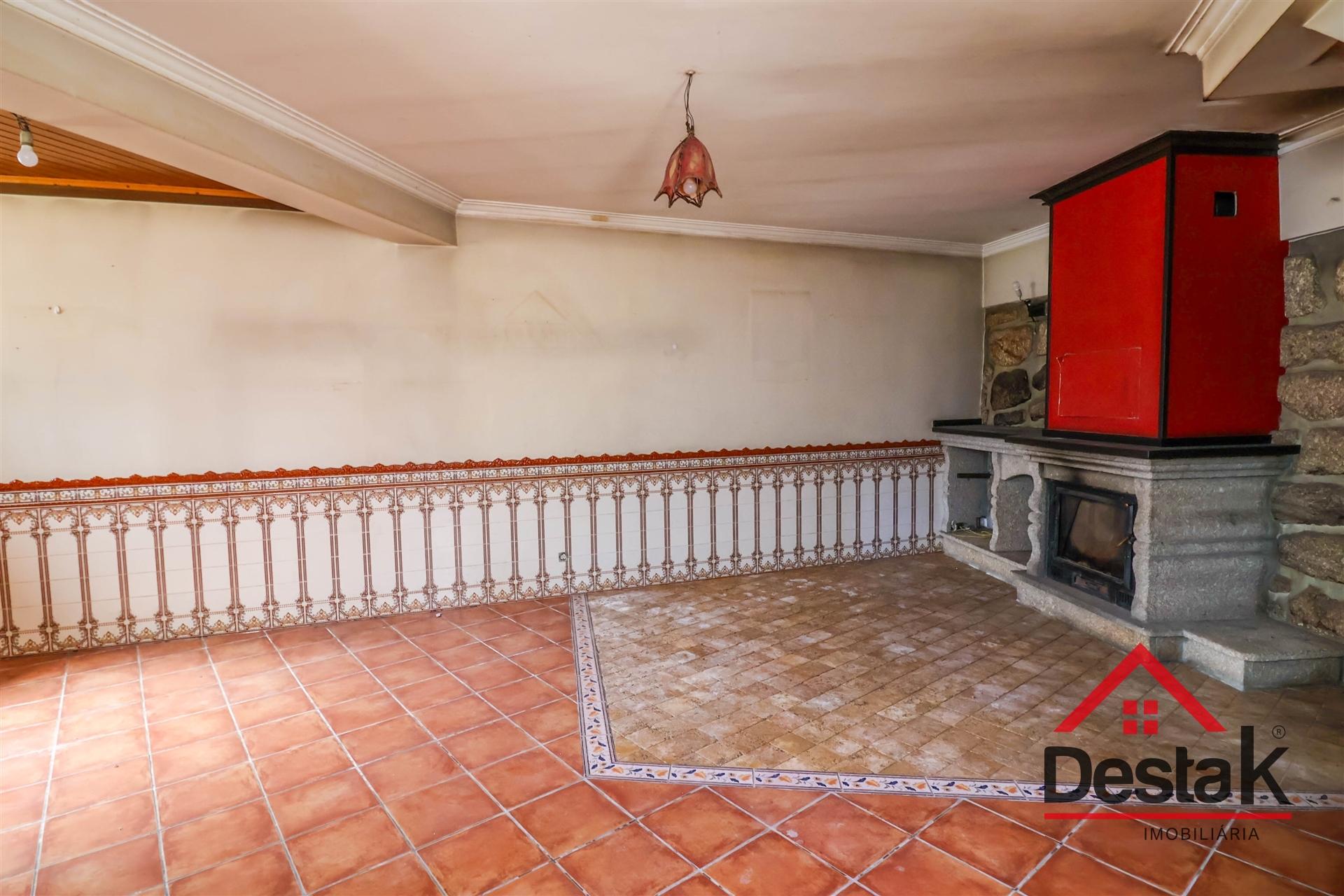 Moradia de gaveto V3, situada em Carregal do Sal