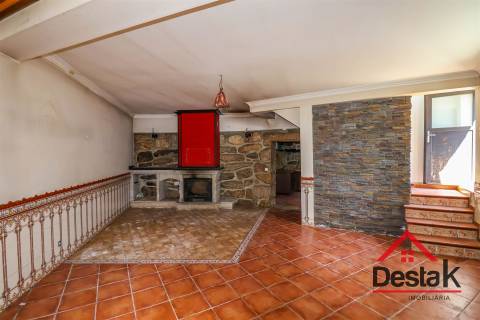 Moradia de gaveto V3, situada em Carregal do Sal