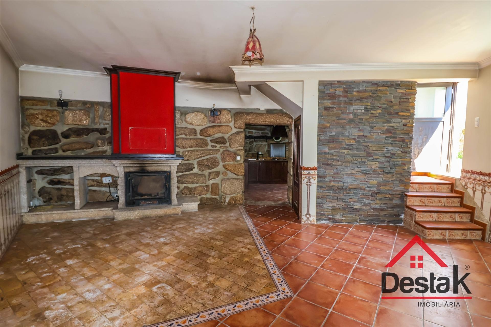 Moradia de gaveto V3, situada em Carregal do Sal