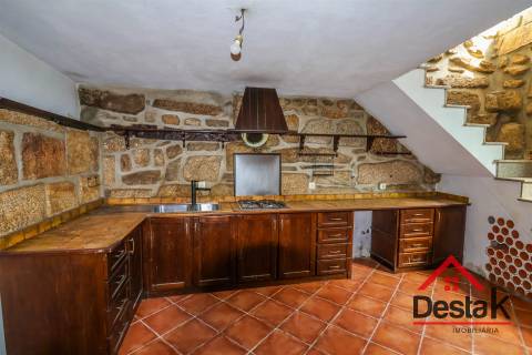 Moradia de gaveto V3, situada em Carregal do Sal