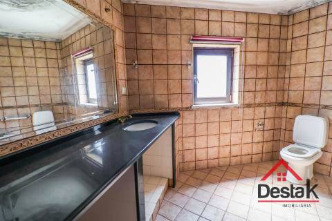 Moradia de gaveto V3, situada em Carregal do Sal