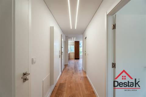Apartamento T3 situado no 1º andar em prédio com dois elevadores em Benfica