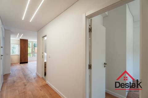 Apartamento T3 situado no 1º andar em prédio com dois elevadores em Benfica