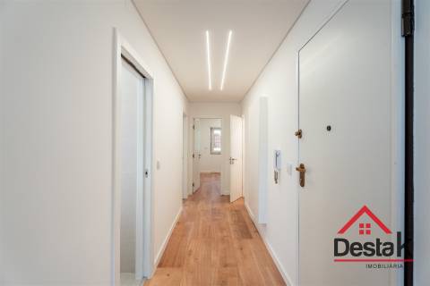 Apartamento T3 situado no 1º andar em prédio com dois elevadores em Benfica