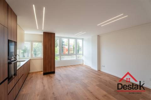 Apartamento T3 situado no 1º andar em prédio com dois elevadores em Benfica