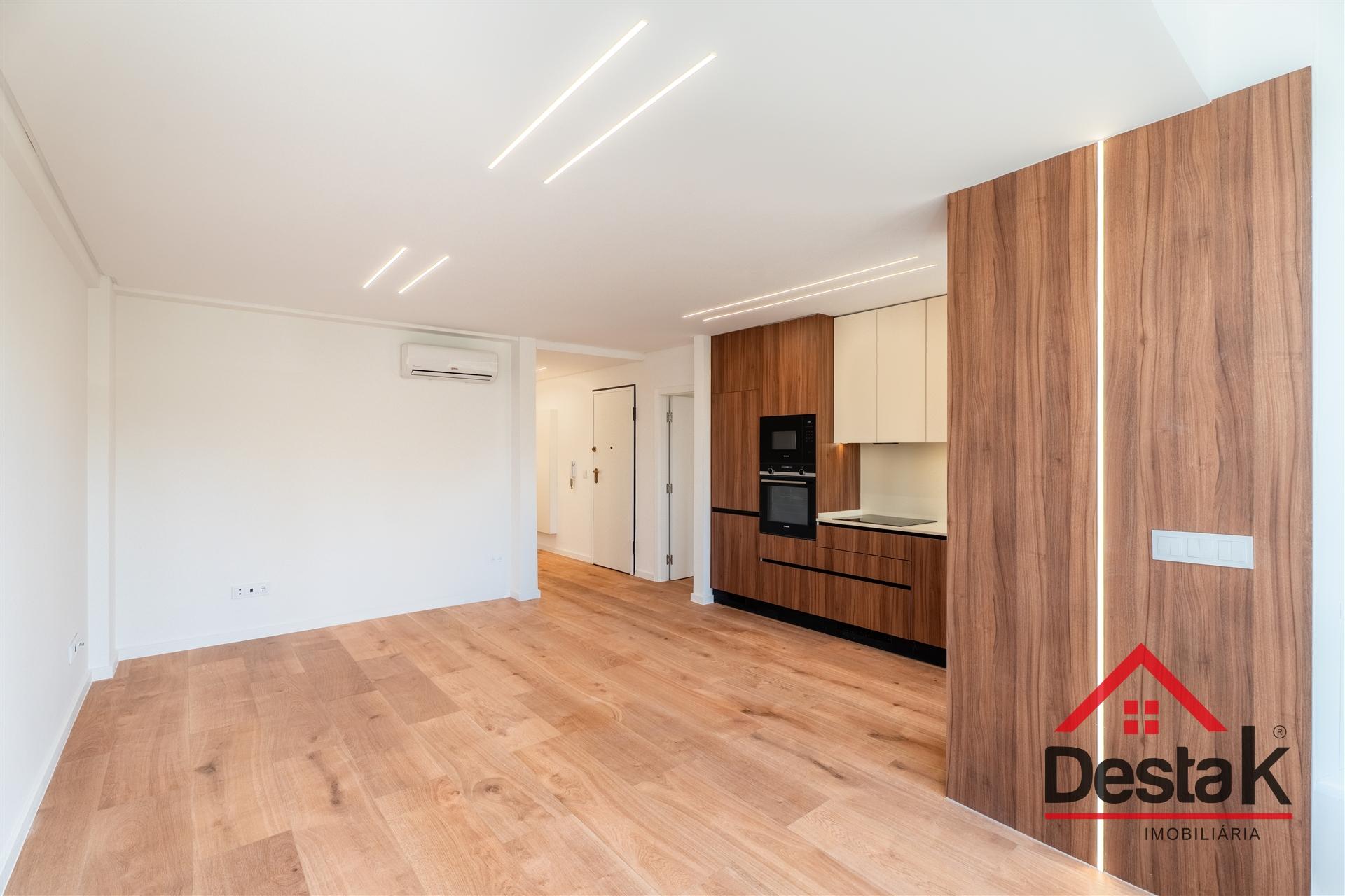 Apartamento T3 situado no 1º andar em prédio com dois elevadores em Benfica