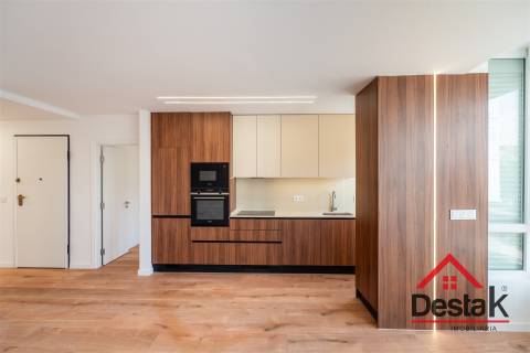 Apartamento T3 situado no 1º andar em prédio com dois elevadores em Benfica