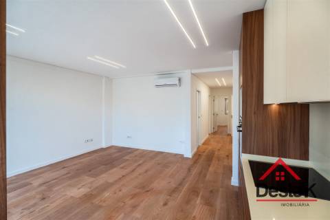 Apartamento T3 situado no 1º andar em prédio com dois elevadores em Benfica