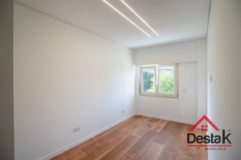 Apartamento T3 situado no 1º andar em prédio com dois elevadores em Benfica