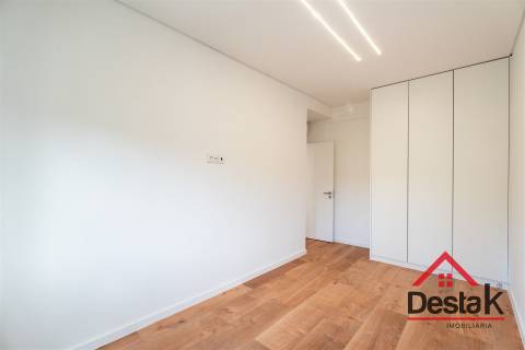 Apartamento T3 situado no 1º andar em prédio com dois elevadores em Benfica