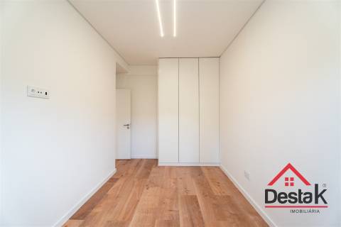 Apartamento T3 situado no 1º andar em prédio com dois elevadores em Benfica