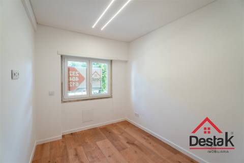 Apartamento T3 situado no 1º andar em prédio com dois elevadores em Benfica