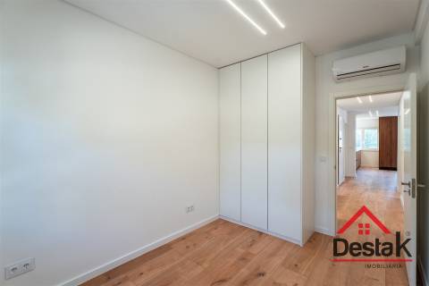 Apartamento T3 situado no 1º andar em prédio com dois elevadores em Benfica