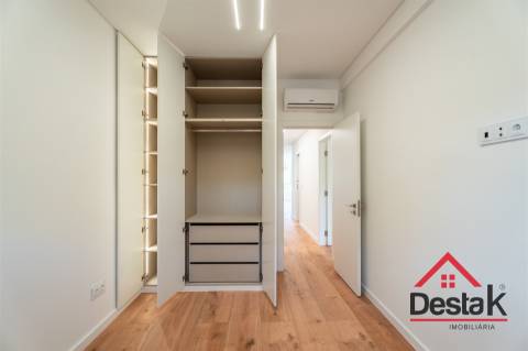 Apartamento T3 situado no 1º andar em prédio com dois elevadores em Benfica