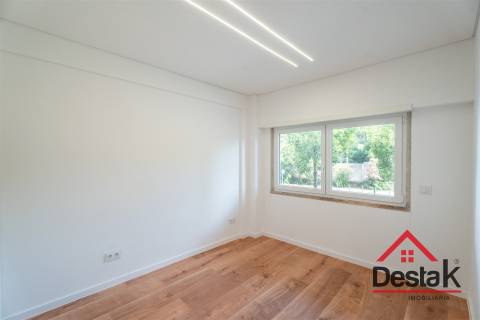Apartamento T3 situado no 1º andar em prédio com dois elevadores em Benfica