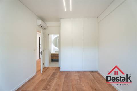 Apartamento T3 situado no 1º andar em prédio com dois elevadores em Benfica