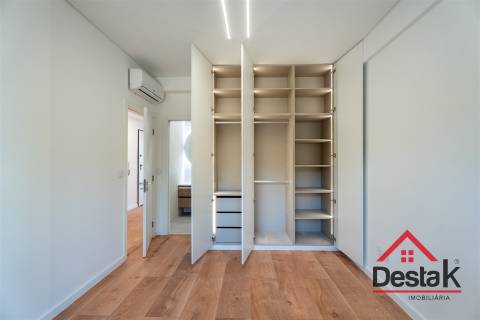 Apartamento T3 situado no 1º andar em prédio com dois elevadores em Benfica