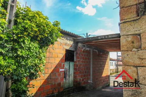 Moradia com Potencial para Dois Projetos Habitacionais em Silgueiros