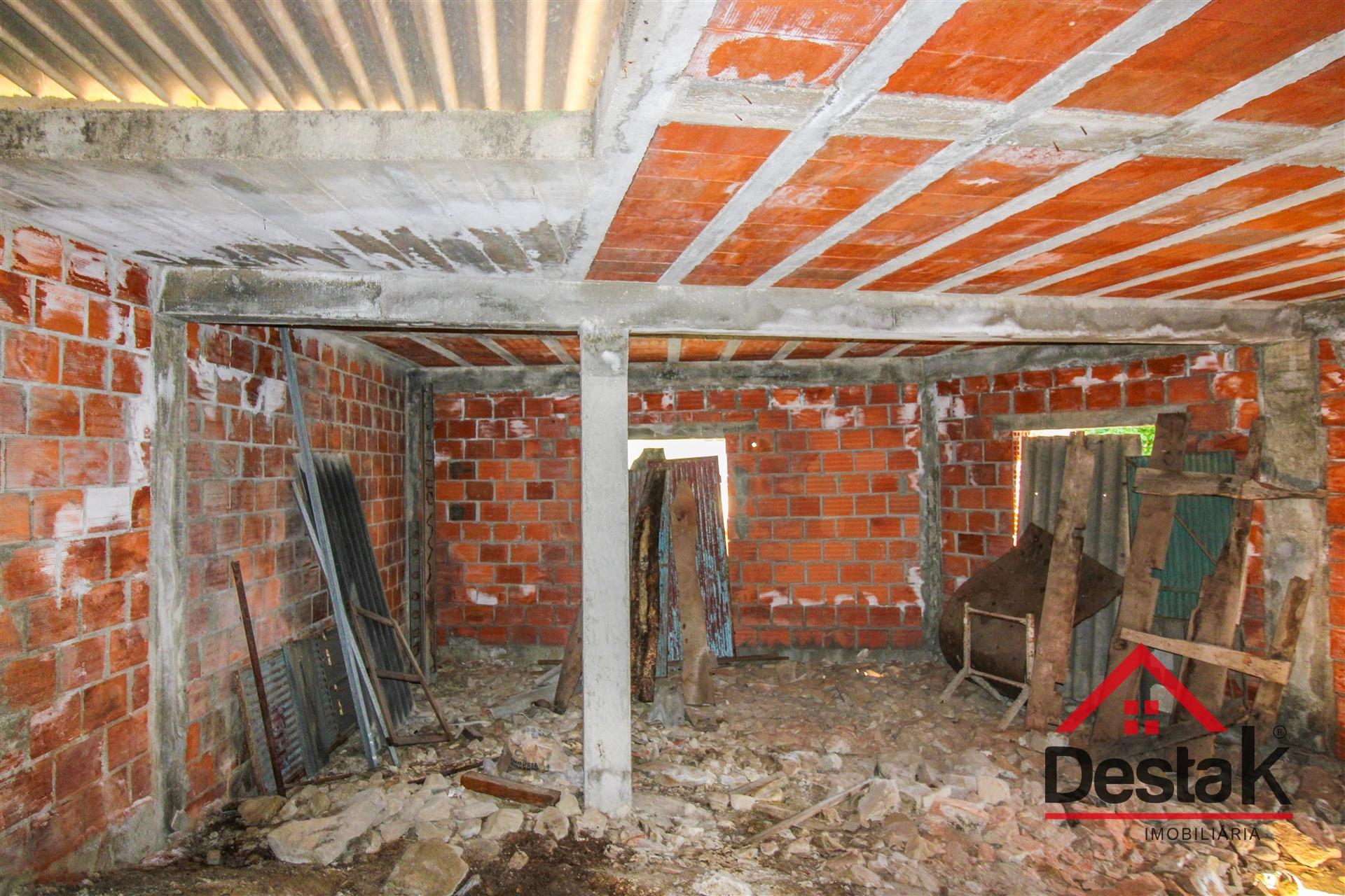 Moradia com Potencial para Dois Projetos Habitacionais em Silgueiros