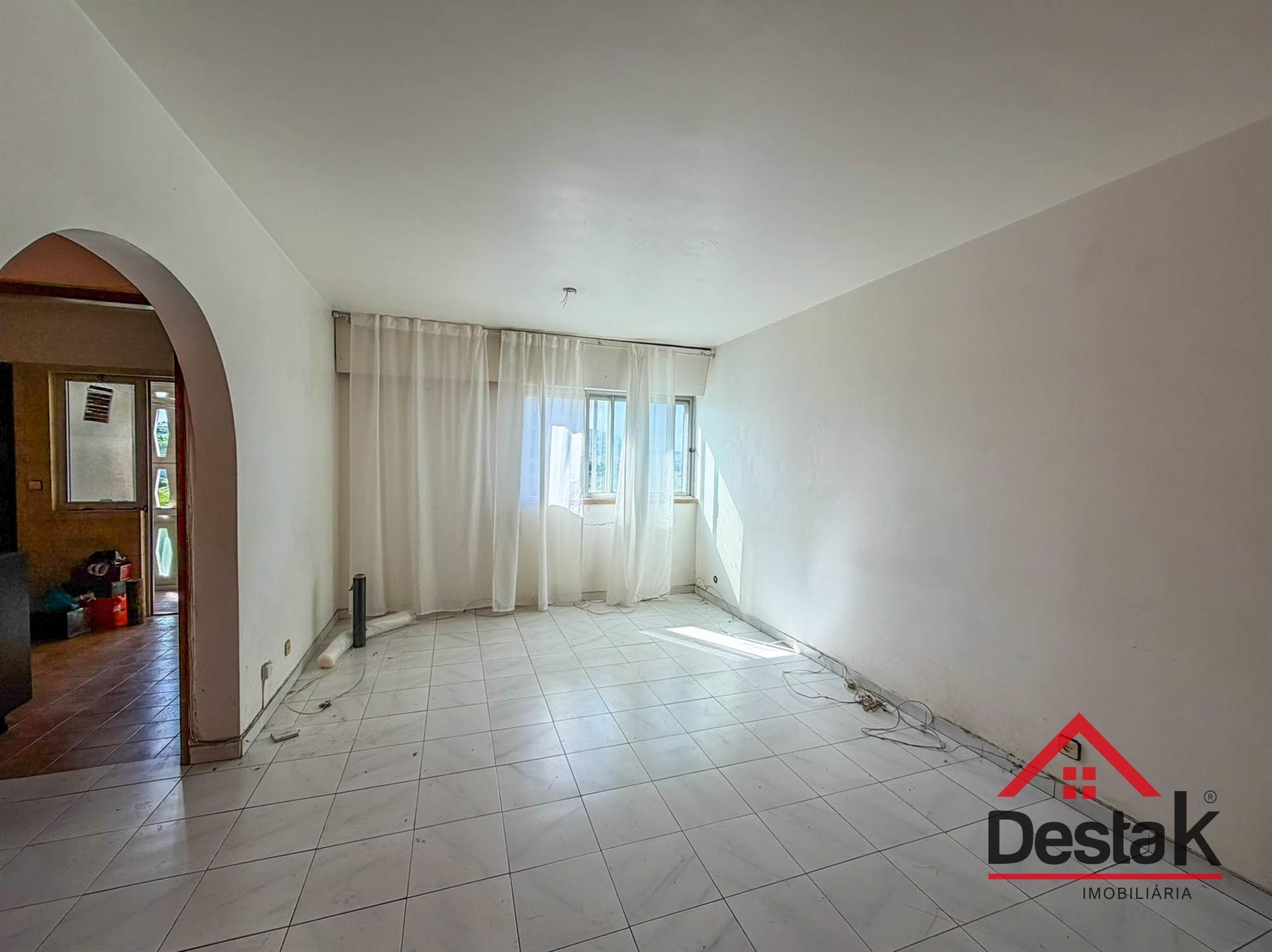 Apartamento T3 em Santo António dos Cavaleiros