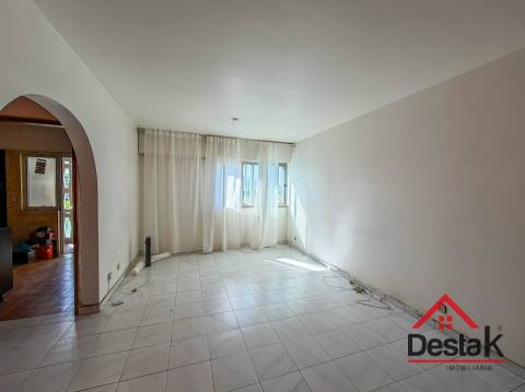 Apartamento T3 em Santo António dos Cavaleiros