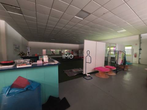 Armazém  Venda em Ribeira de Nisa e Carreiras,Portalegre