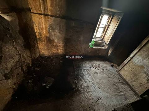 Moradia para Restaurar T2 Venda em Pinhanços,Seia