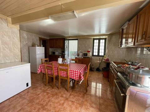 Moradia T4 Venda em Santa Marinha e São Martinho,Seia