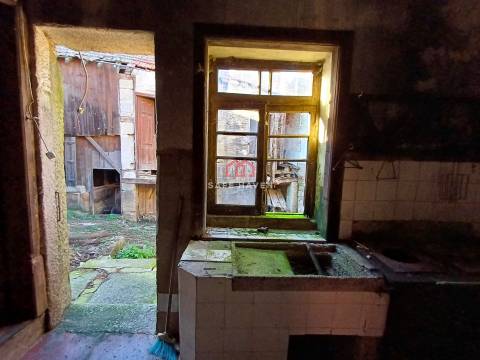 Moradia para Restaurar T4 Venda em Cunha Baixa,Mangualde