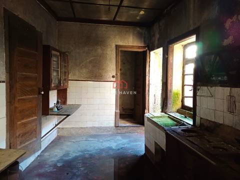 Moradia para Restaurar T4 Venda em Cunha Baixa,Mangualde