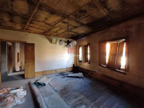 Moradia para Restaurar T4 Venda em Cunha Baixa,Mangualde