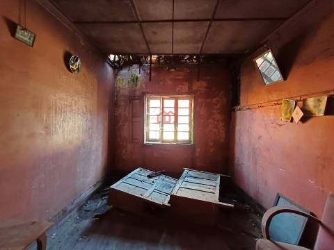 Moradia para Restaurar T4 Venda em Cunha Baixa,Mangualde