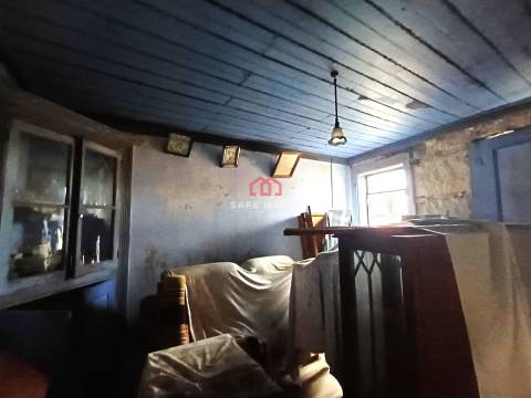 Moradia para Restaurar T4 Venda em Cunha Baixa,Mangualde