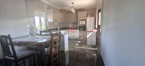 Moradia isolada de tipologia T3 à venda em Canas de Senhorim - Nelas