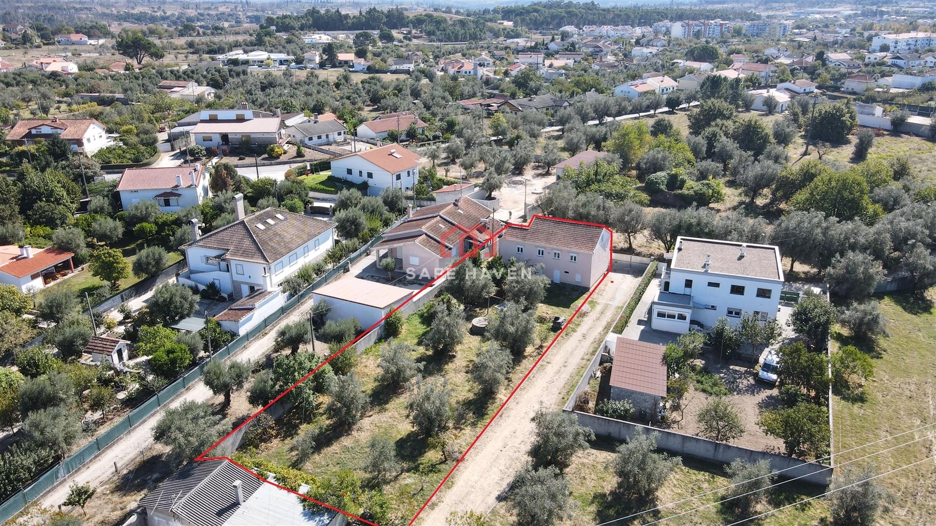 Moradia isolada de tipologia T3 à venda em Canas de Senhorim - Nelas