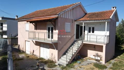 Moradia isolada de tipologia T3 à venda em Canas de Senhorim - Nelas