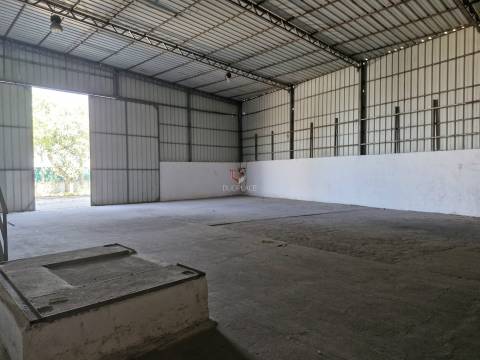 Armazém  Arrendamento em Atalaia e Alto Estanqueiro-Jardia,Montijo