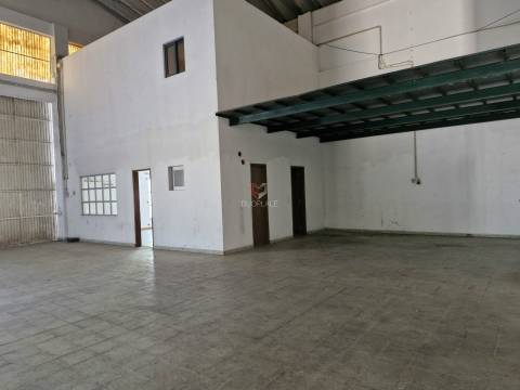 Armazém  Arrendamento em Atalaia e Alto Estanqueiro-Jardia,Montijo