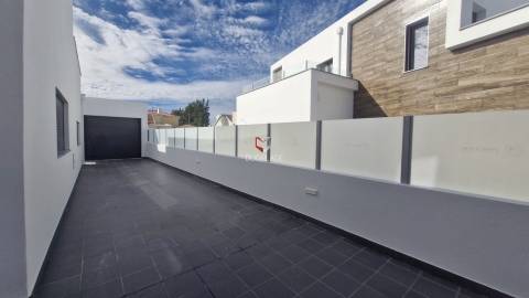 Moradia T5 de Luxo em Azeitão (São Lourenço e São Simão), 2 suites, piscina e garagem