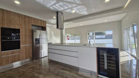 Moradia T5 de Luxo em Azeitão (São Lourenço e São Simão), 2 suites, piscina e garagem