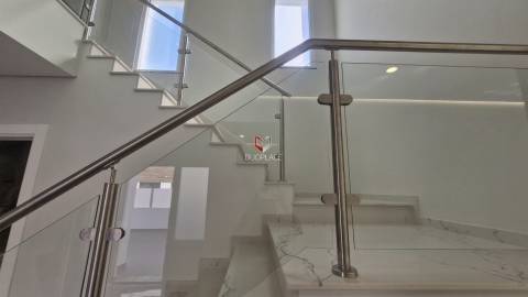 Moradia T5 de Luxo em Azeitão (São Lourenço e São Simão), 2 suites, piscina e garagem