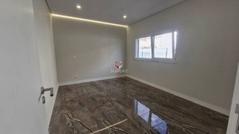 Moradia T5 de Luxo em Azeitão (São Lourenço e São Simão), 2 suites, piscina e garagem