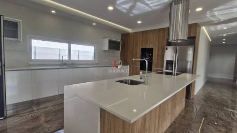 Moradia T5 de Luxo em Azeitão (São Lourenço e São Simão), 2 suites, piscina e garagem