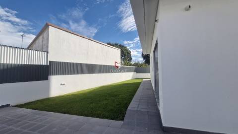 Moradia T5 de Luxo em Azeitão (São Lourenço e São Simão), 2 suites, piscina e garagem