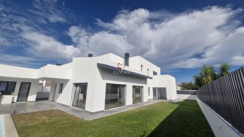 Moradia T5 de Luxo em Azeitão (São Lourenço e São Simão), 2 suites, piscina e garagem