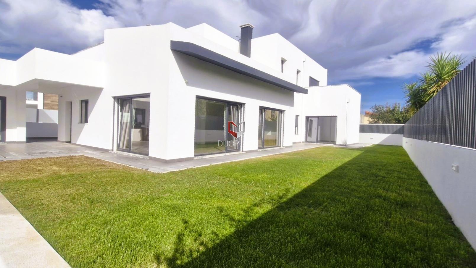 Moradia T5 de Luxo em Azeitão (São Lourenço e São Simão), 2 suites, piscina e garagem